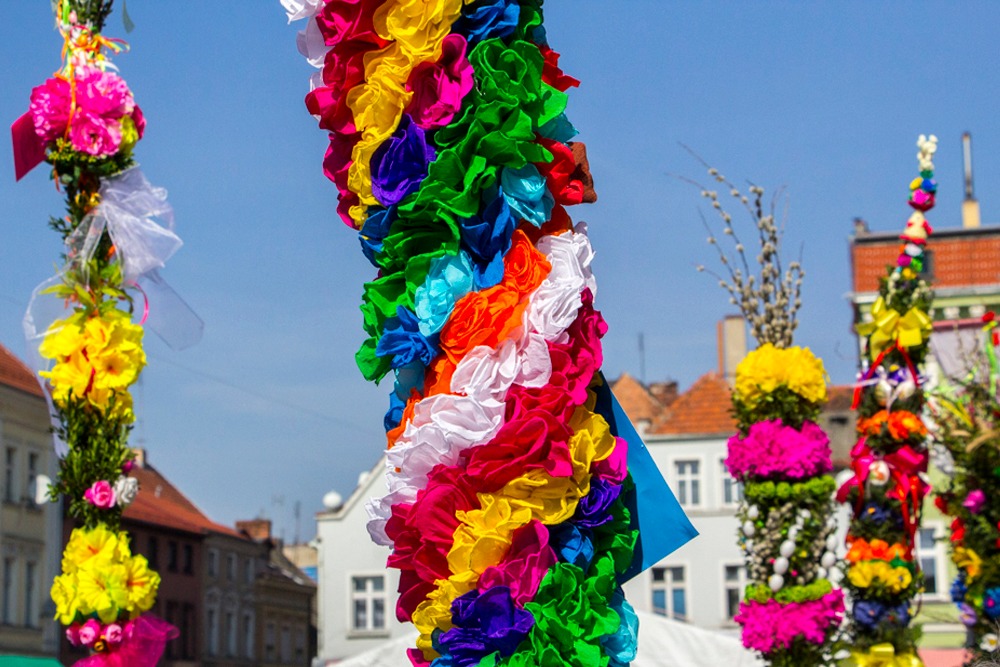 Popularyzowanie tradycji i zwyczajów wielkanocnych, przekaz wartości i tradycji ludowych, rozwijanie zdolności manualnych oraz integracja społeczności lokalnej to cele kolejnej edycji gminnego konkursu na „Rawicką Palmę Wielkanocną